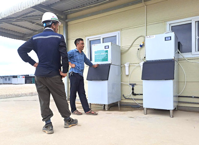 Máy làm đá viên tại nhà máy chế biến