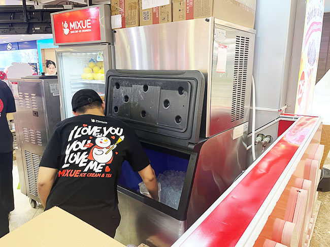 Máy làm đá viên tại quán cafe