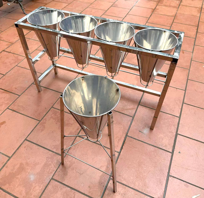 vệ sinh phễu cắt tiết gà