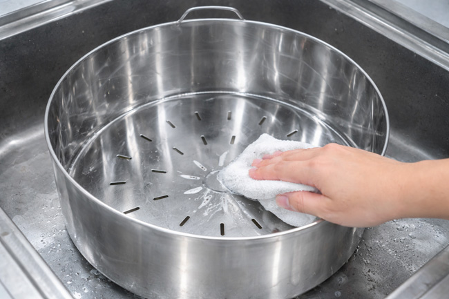 Vệ sinh giỏ đựng xương nồi nấu phở