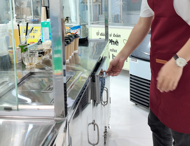 Ngăn chứa nguyên liệu và dụng cụ gọn gàng