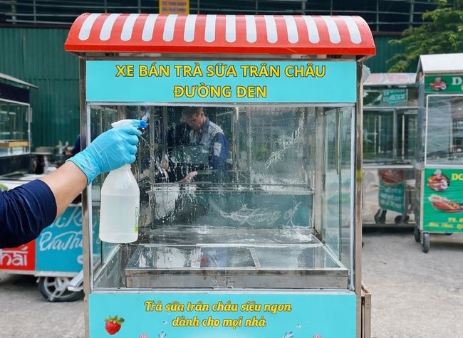Vệ sinh xe đẩy bán trà sữa