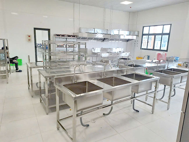 Đầu tư thiết bị, nội thất theo đúng quy mô quán