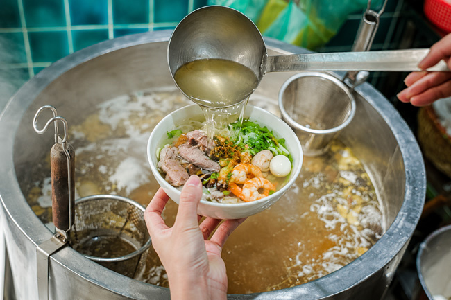 Duy trì độ sôi đều để nước dùng trong và ngọt