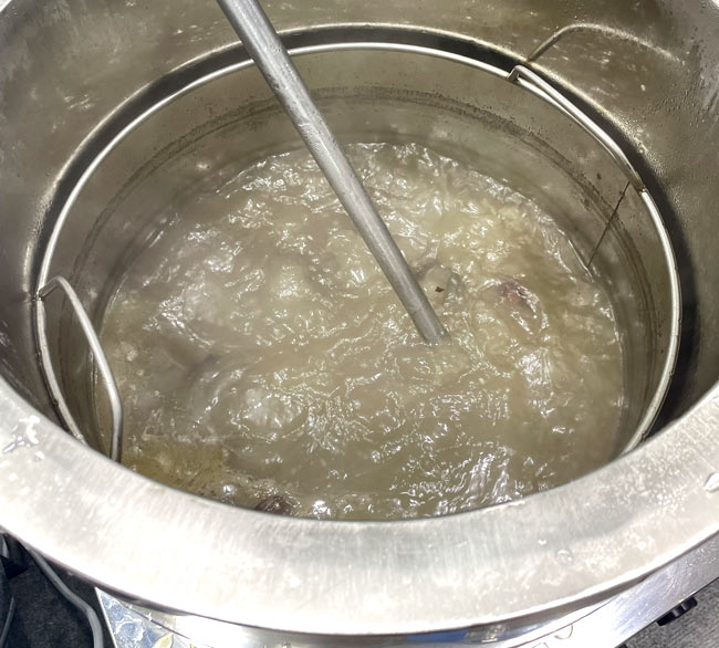Làm sạch cặn xương dưới đáy nồi