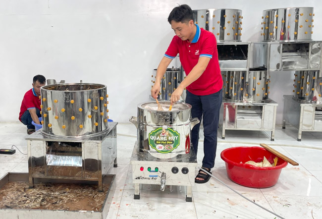 Nhúng gà trước khi vặt lông