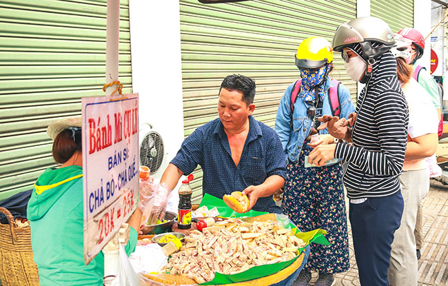 Những khó khăn của người bán bánh mì truyền thống