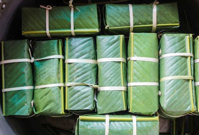 Xếp bánh chưng vào nồi nấu