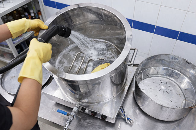 Vệ sinh nồi nấu phở 100L