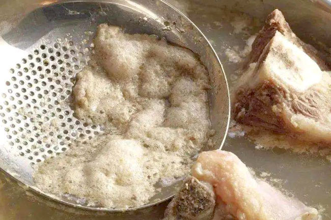 Hớt bọt khi hầm xương