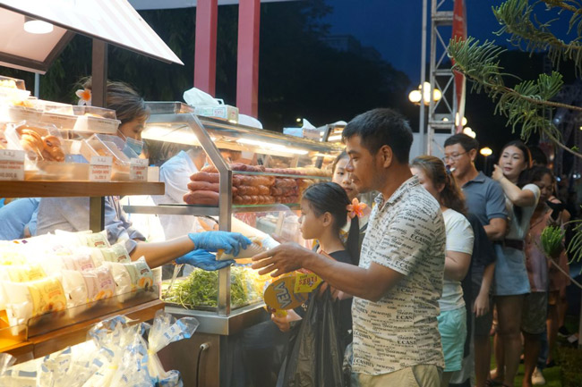 Không gian thao tác chật hẹp, phục vụ chậm giờ cao điểm
