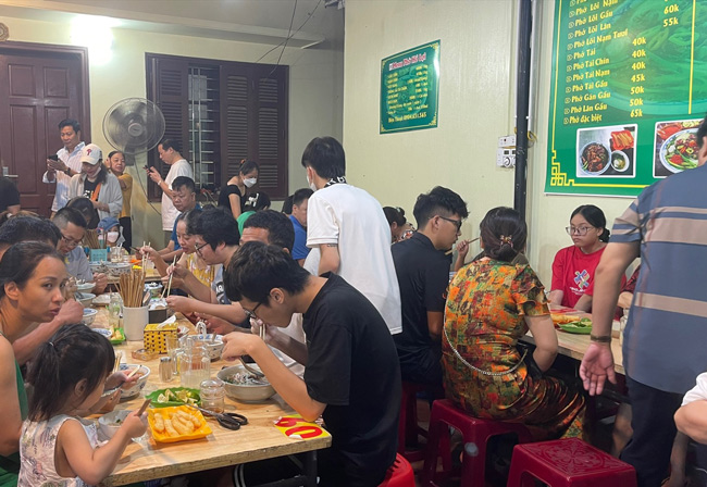 Quán phở, bún bò, bánh canh đông khách