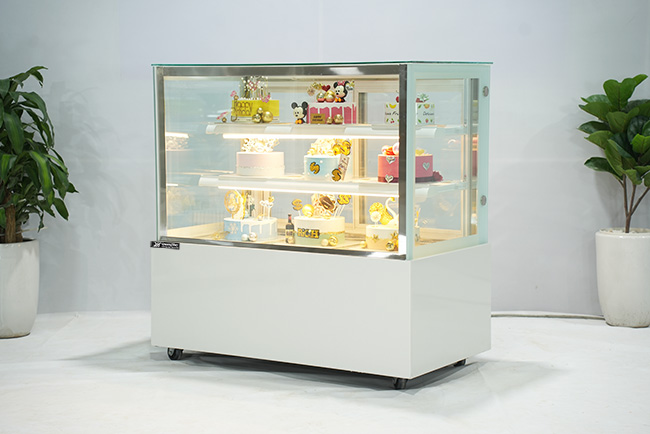 Tủ bánh kem 1m2 3 tầng kính vuông được nhiều cửa hàng lựa chọn