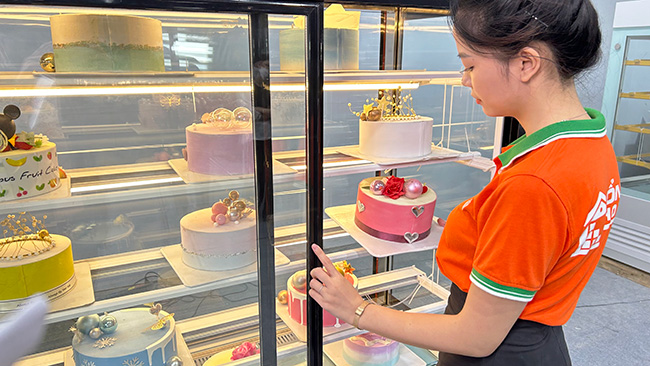 Tủ bánh kem 1m8 5 tầng cửa lùa sau làm lạnh tốt
