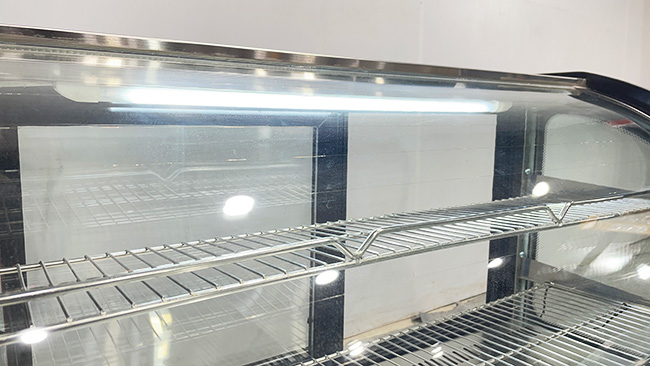 Vệ sinh định kỳ tủ trưng bày bánh kem 90cm 3 tầng
