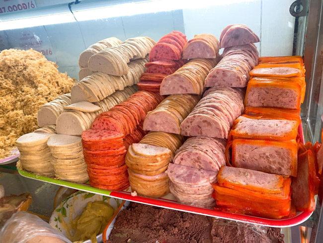 Bánh mì chả lụa và thịt nguội