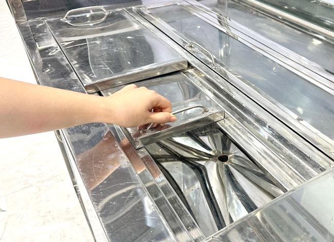 Đủ chỗ đặt máy dập nắp, bình ủ trà, thùng đá và topping