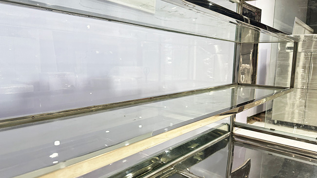 Hệ thống kính bao quanh khu vực trưng bày