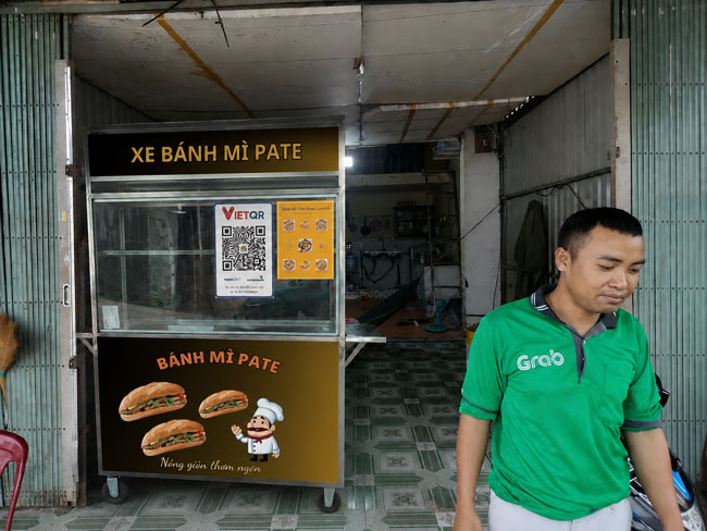 Mô Hình Bánh Mì Takeaway Trước Trường Học