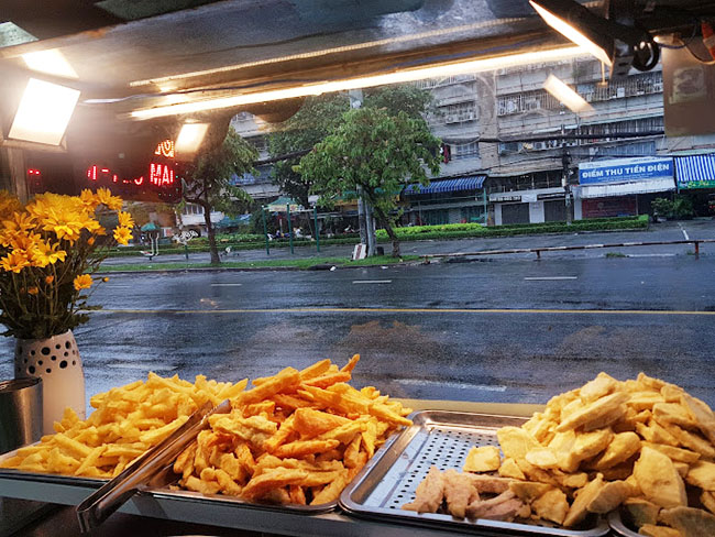 Trưng bày nguyên liệu và topping bắt mắt