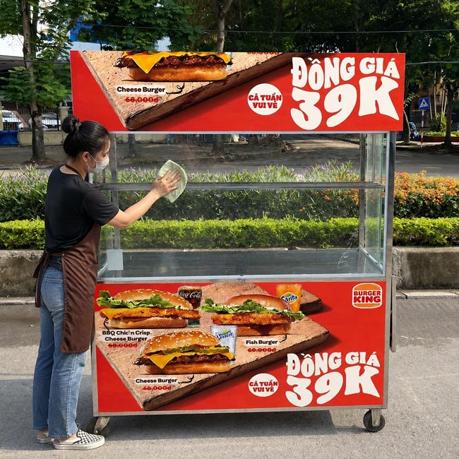 Vệ Sinh Kính Trưng Bày Như Thế Nào Để Luôn Sáng Đẹp