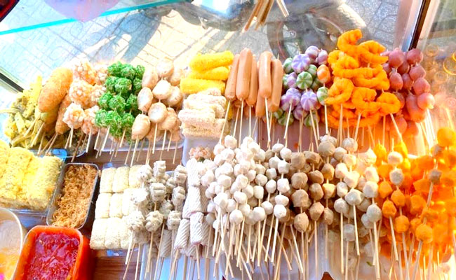 Bày bán đa dạng đồ ăn vặt