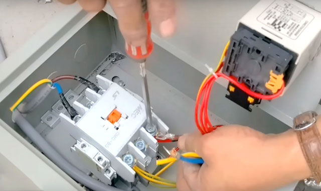 Kết nối aptomat với nguồn cấp điện