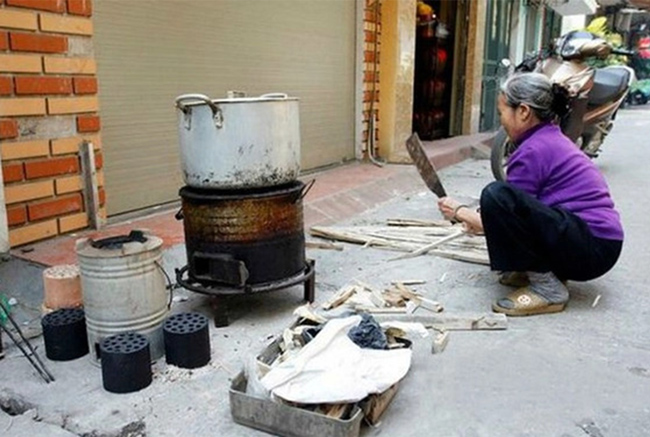 Mất nhiều thời gian nhóm lửa và tiếp than