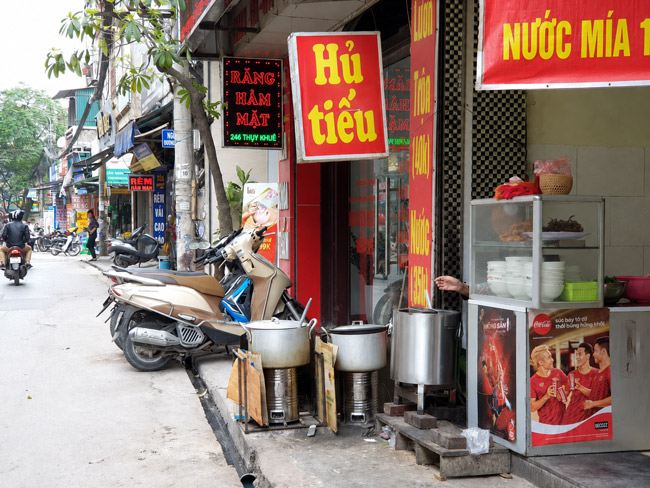 Nồi nấu hủ tiếu bằng than là gì?