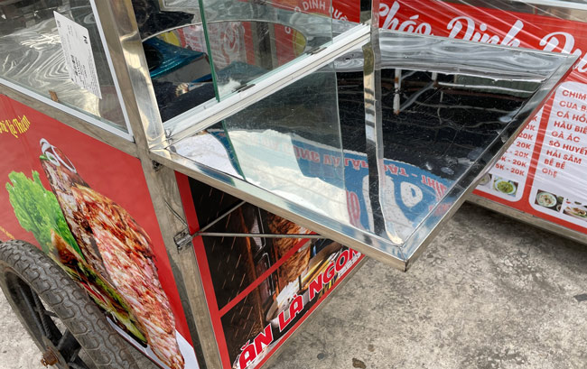Mặt bàn thao tác chế biến và bàn gấp phụ