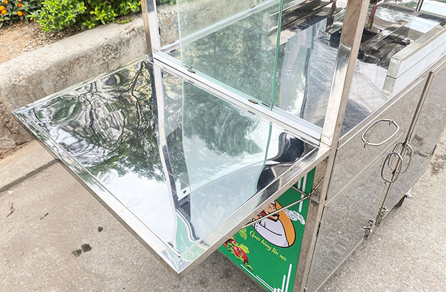 Xe bánh mì thịt nướng được trang bị khay giữ nóng