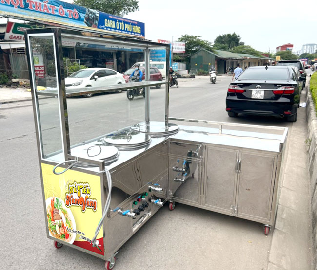 Không gian chế biến và bày bán rộng