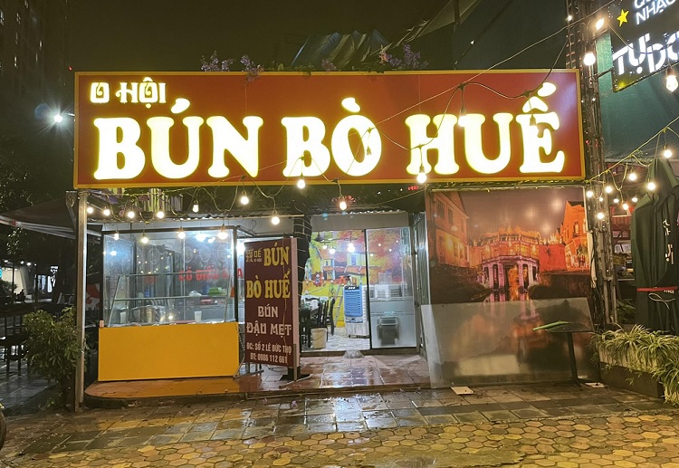 Bảng hiệu bún bò huế giúp khách nhận ra quán từ xa