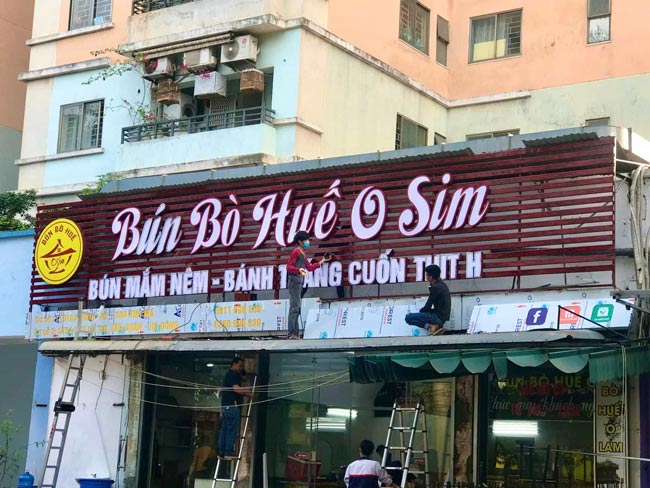 Bảng hiệu bún bò huế thể hiện phong cách và chất lượng quán