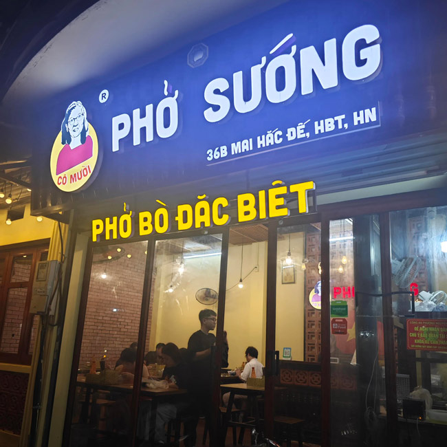 Bảng hiệu phở hộp đèn nổi bật vào ban đêm