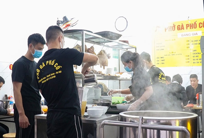 Nhân sự phục vụ quán phở