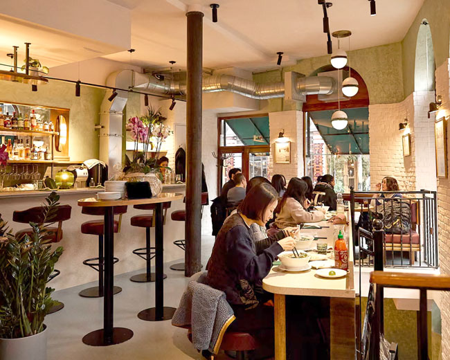 Không gian quán phở