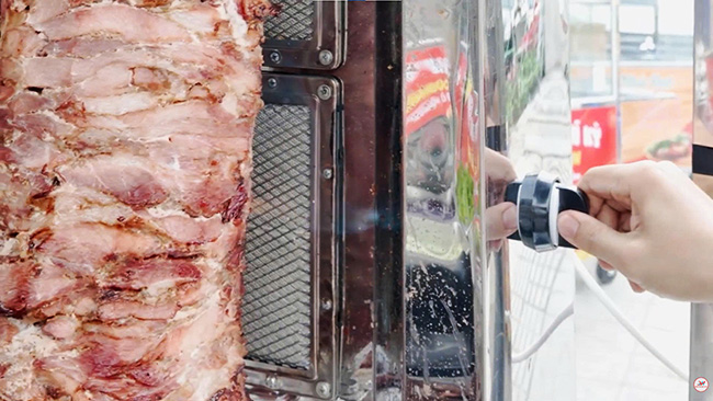 Khởi động bếp nướng trên xe bánh mì