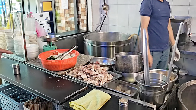 Khu nấu nước dùng quán phở