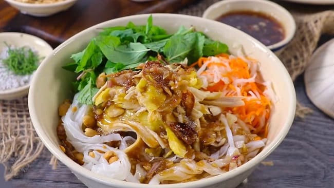 Phở đùi gà xé