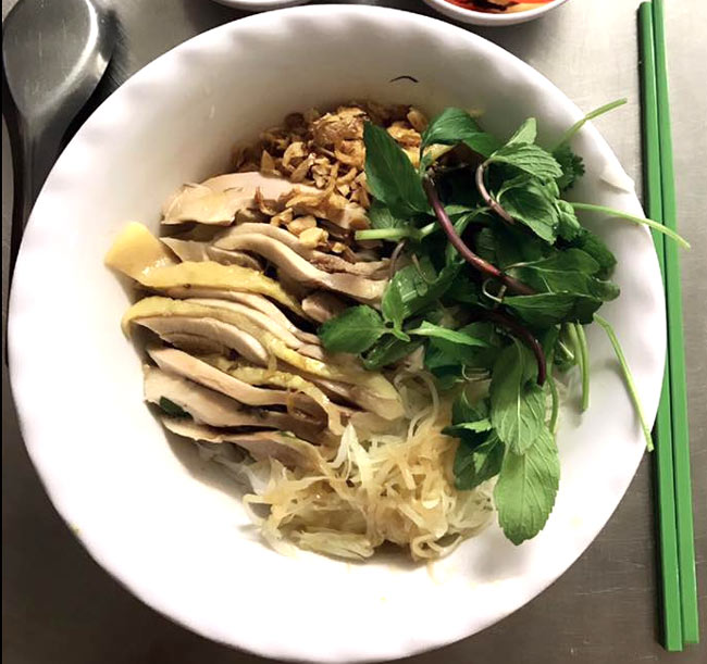 Phở trộn đùi gà xé