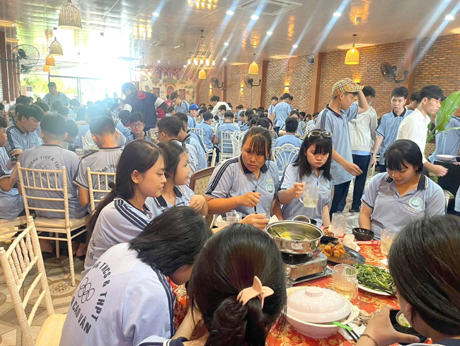 Chi phí vận hành tháng đầu của một nhà hàng vừa bao gồm: