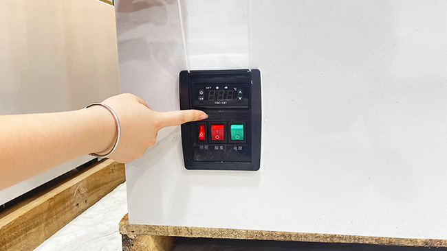 Khởi động tủ trước khi xếp bánh