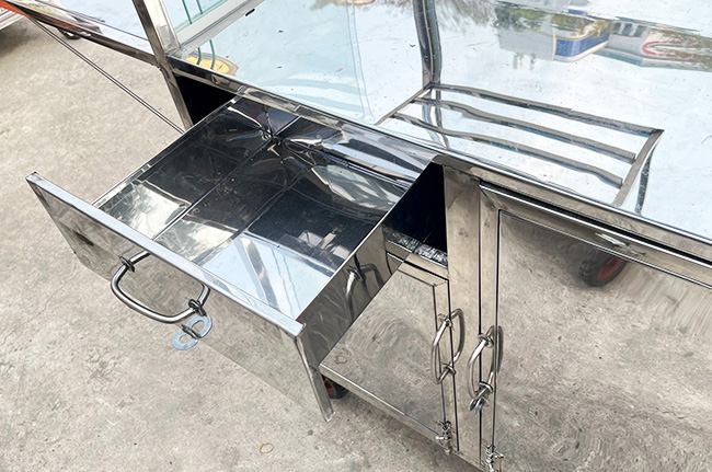 Mặt bàn inox dễ dàng thao tác