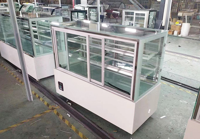 Tủ trưng bày bánh kem 1m2 phù hợp với những ai