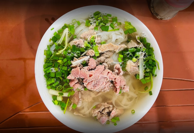 Phở bò tái chín