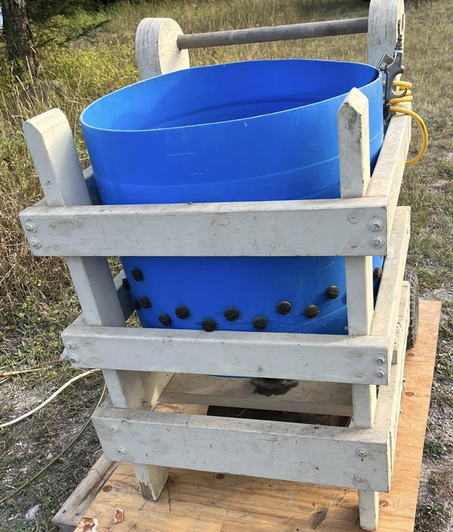 Dựng khung bảo vệ và chân máy vặt lông gà