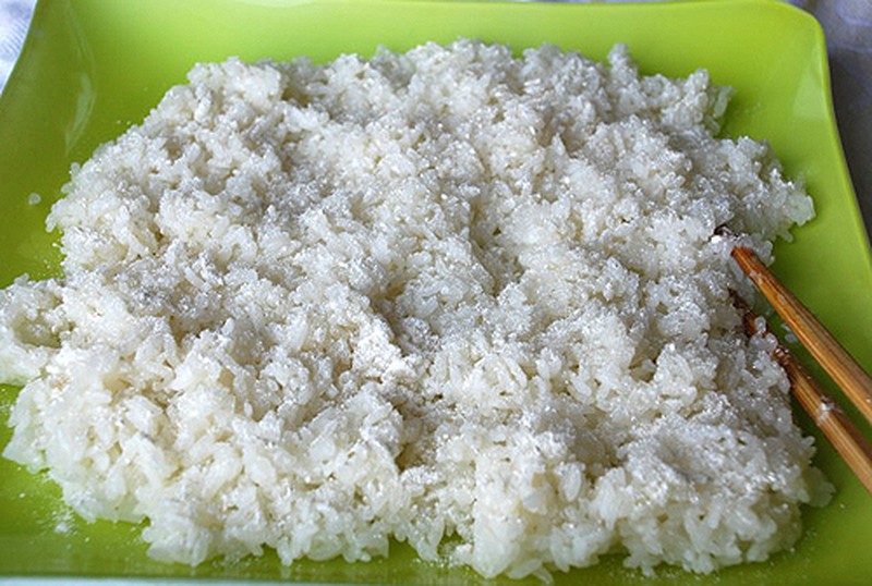 Kiểm tra cơm sau khi nấu