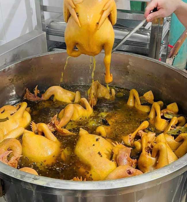 Luộc gà ủ muối với thảo mộc
