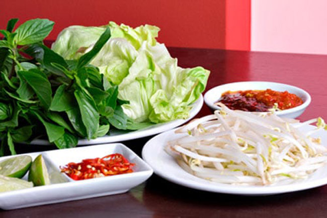 Chuẩn bị bánh phở và rau sống